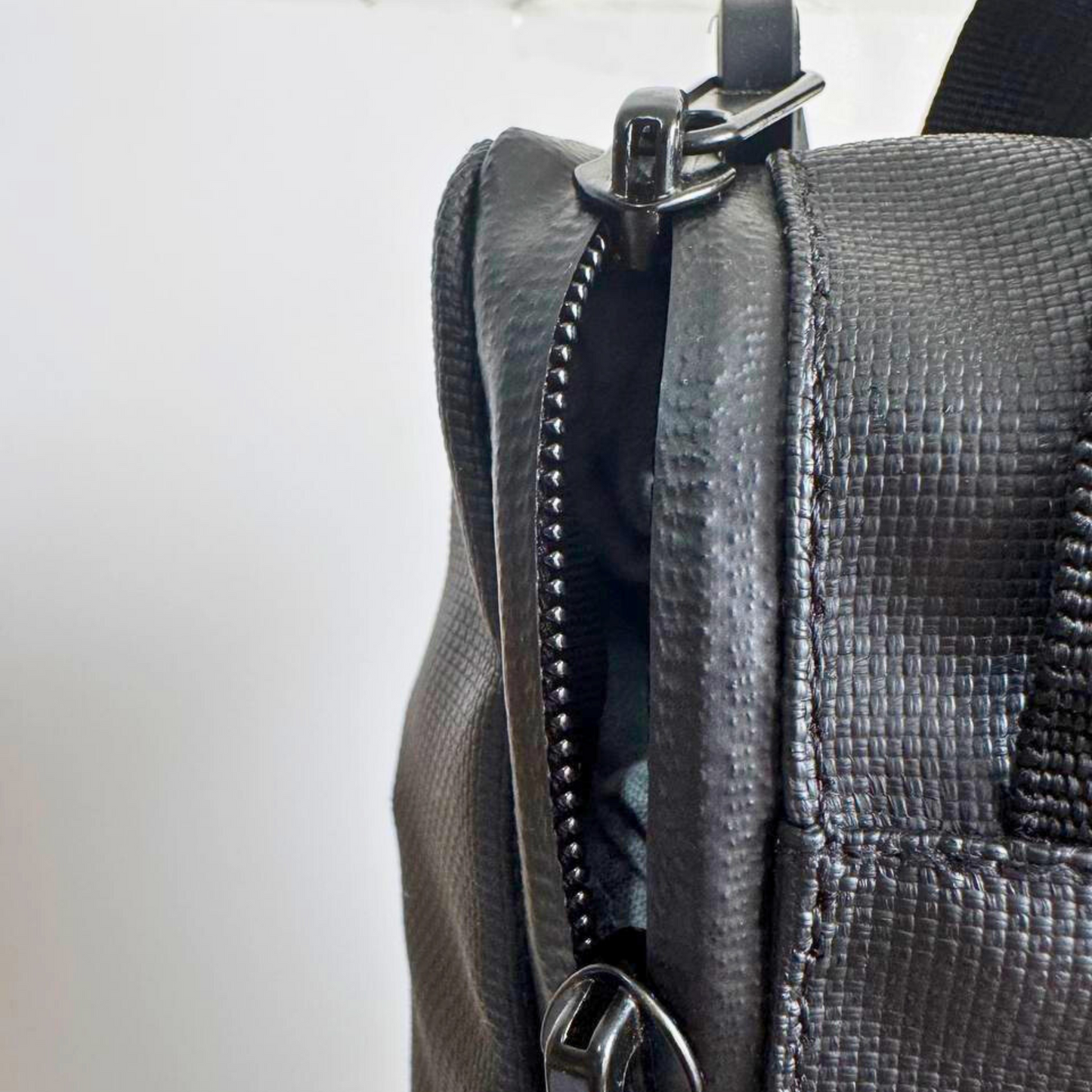 ThruxMag Bolso Magnético para Botellas, Celular, Llaves y más. De uso para Gym, Viajes u Hogar.