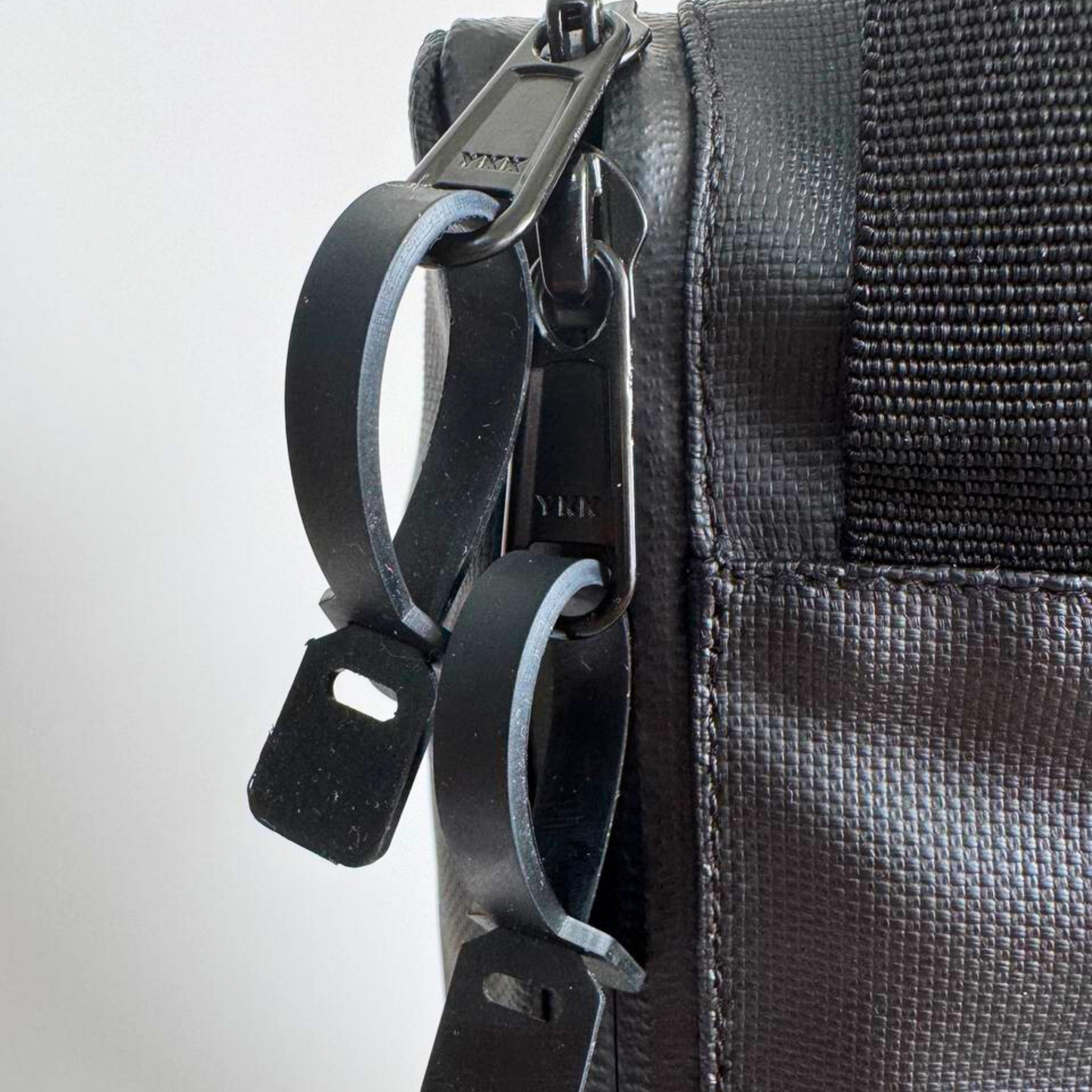 ThruxMag Bolso Magnético para Botellas, Celular, Llaves y más. De uso para Gym, Viajes u Hogar.